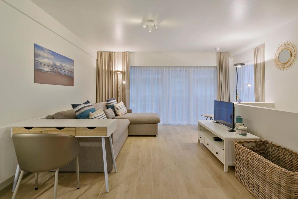 Huswell - Stunning Apartment At The Beachfront Of De Haan Exterior foto